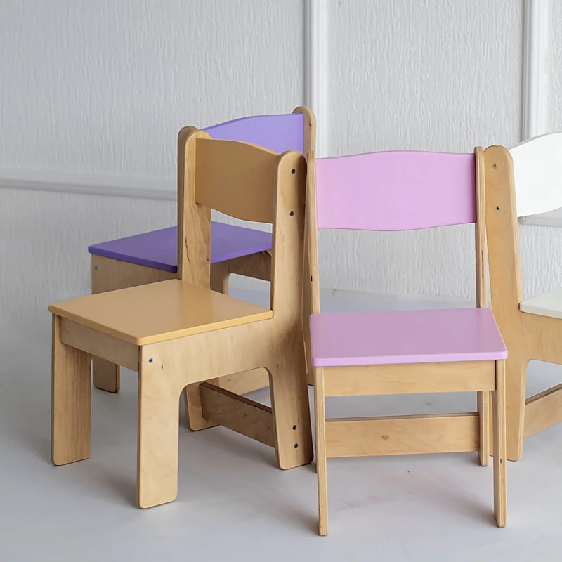 Rosa Kinderstuhl aus Naturholz für das Kinderzimmer