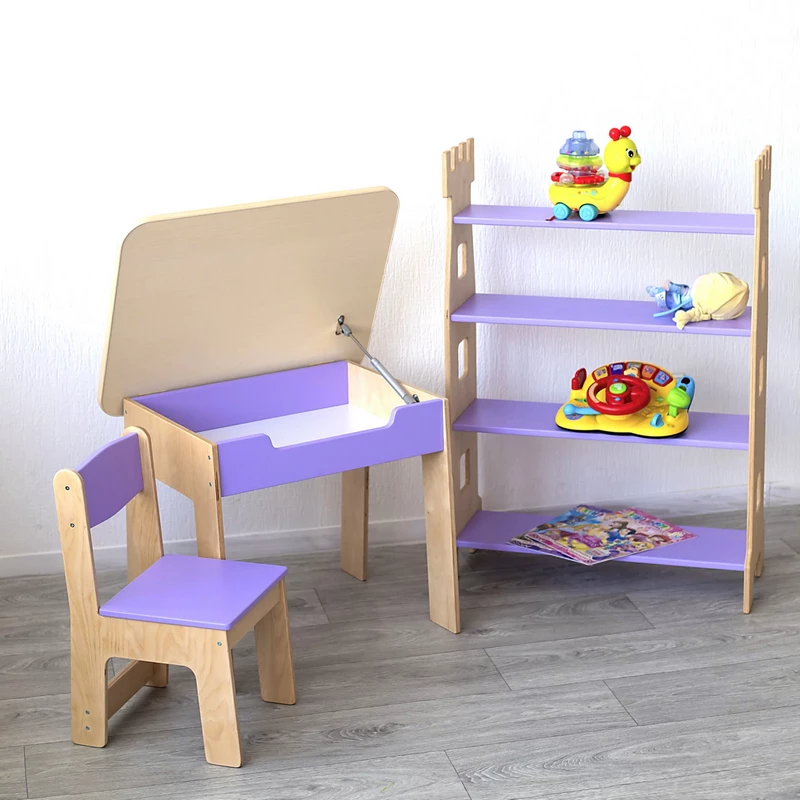 Kindertisch aus Holz mit Stuhl und Regal